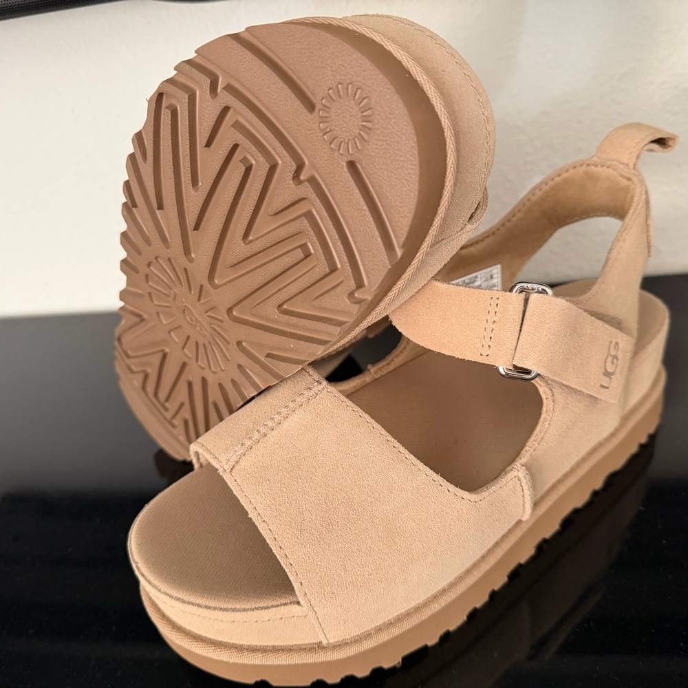 UGG
Goldenstar Hi 
Beige Platform Sandals